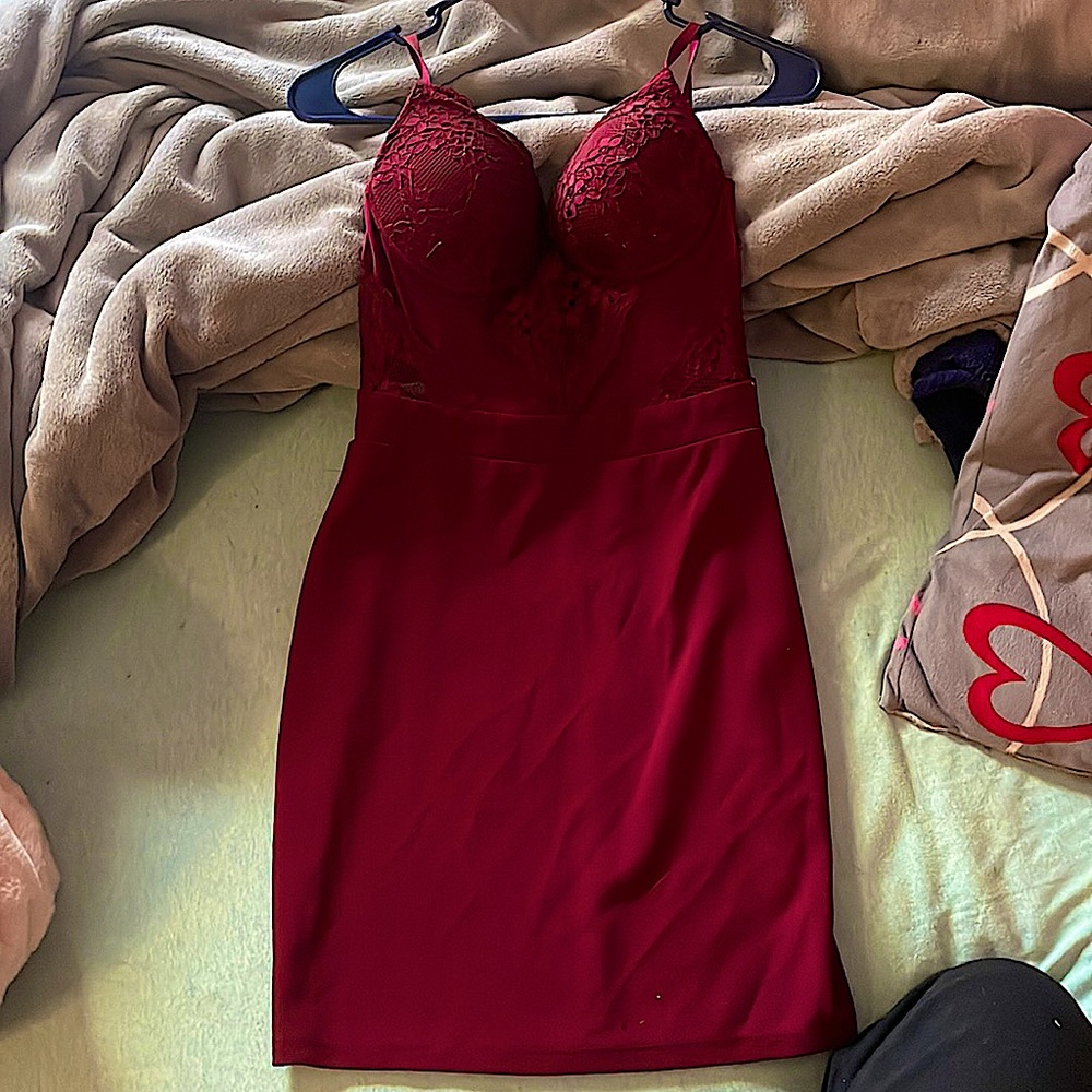It’s maroon, no bra needed,has lace throughout the top, straps are adjustable